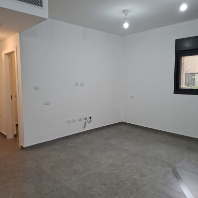 חדר ריק עם רצפת אריחים ותאורה