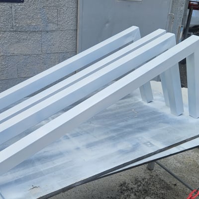 מסגרות מתכת לבנות מונחות על שולחן עבודה