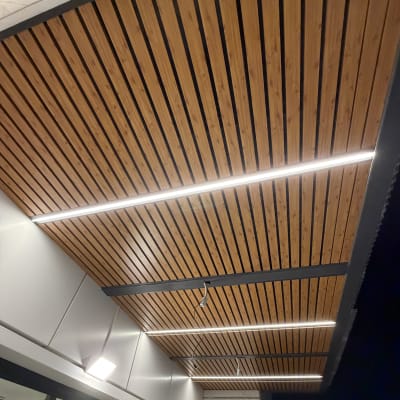 תקרת עץ עם תאורה מובנית