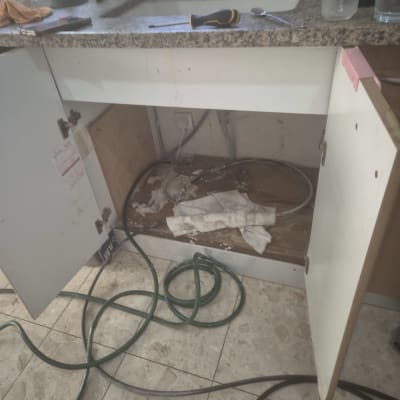 ארון מטבח פתוח עם צינור וכלי עבודה