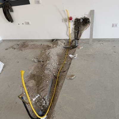 עבודות תשתית גז עם צינורות וקיר חשוף