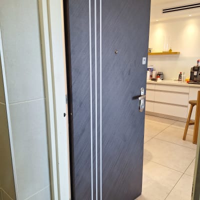 דלת כהה עם פסים לבנים אנכיים