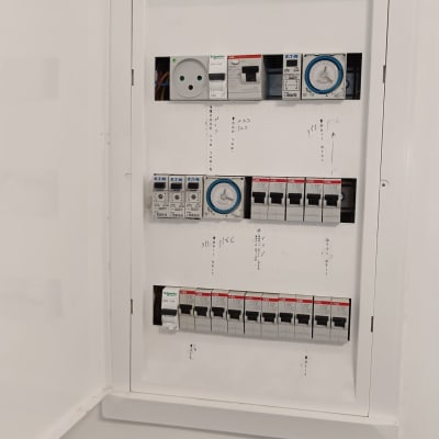 לוח חשמל עם מפסקים ומד טיימר