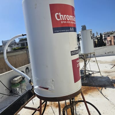 דוד שמש על גג עם צינורות וחיבורים