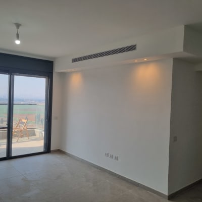 קיר גבס עם תאורה שקועה בחדר מגורים