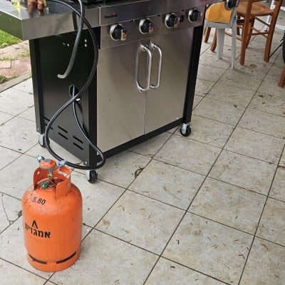 גריל גז עם בלון גז כתום על מרפסת