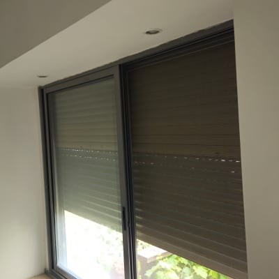 חלון עם תריסים סגורים בחדר מואר