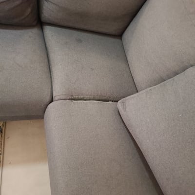 כריות ריפוד אפורות על ספה