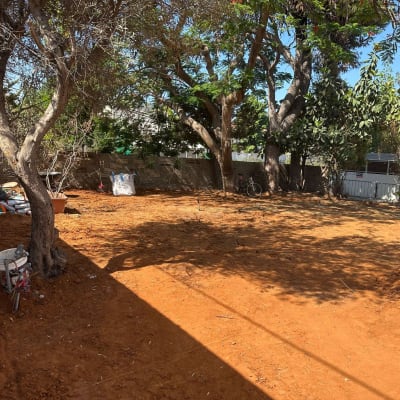 שקיות דשן, צינורות וכלי גינון על אדמה חשופה