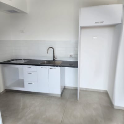 מטבח חדש עם כיור וברז מודרניים