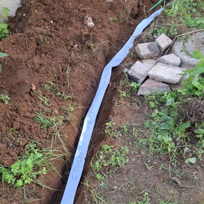 חפירה עם סרט אזהרה לעבודות חשמל