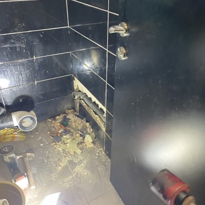 כלים ועבודות תיקון בצנרת בחדר אמבטיה