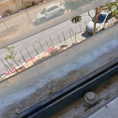 מבט מחלון עם דוקרנים למניעת יונים