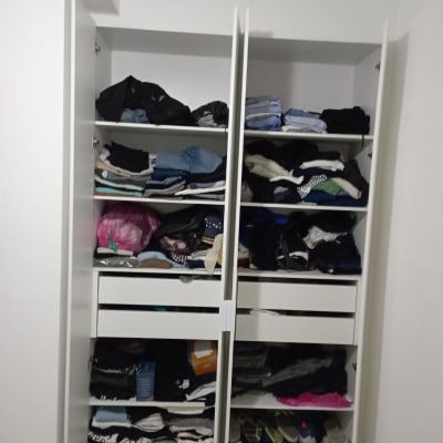 ארון בגדים עם מדפים ודלתות פתוחות