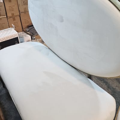 ספה לבנה עם כתמים, קרטונים ברקע