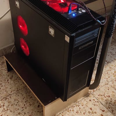 מארז מחשב עם מאווררים מוארים באדום