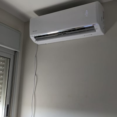 מזגן מותקן על קיר עם כבל חשמל מחובר