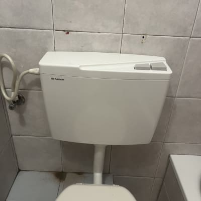 ניאגרה לבנה עם צינור מים מחובר