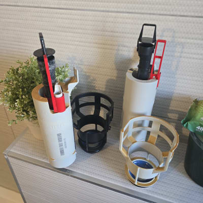 חלקי אינסטלציה על מדף בחדר אמבטיה