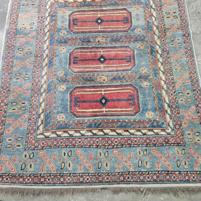 שטיח צבעוני על רצפה אפורה