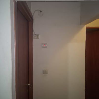 שקע חשמל ומתג על קיר לבן