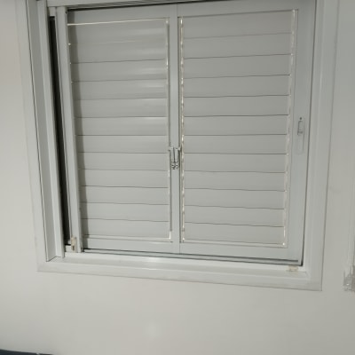 תריסים לבנים סגורים עם ידית פתיחה