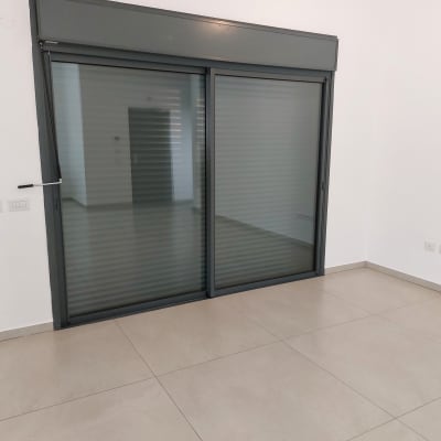 רצפה נקייה ליד חלון עם תריסים סגורים