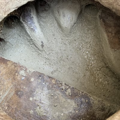 תמונה של פנים צינור עם בטון רטוב