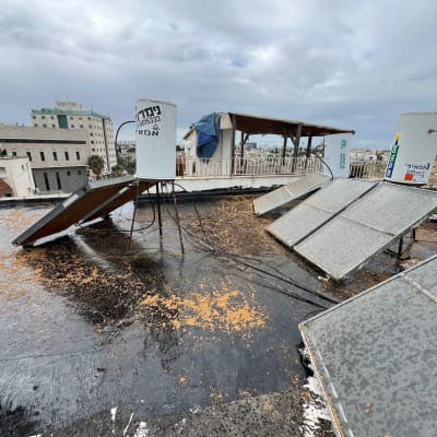 גג עם קולטי שמש ומיכלי מים, עבודה בתחום האיטום