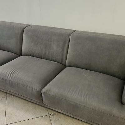 ספה אפורה בחדר עם רצפת אריחים