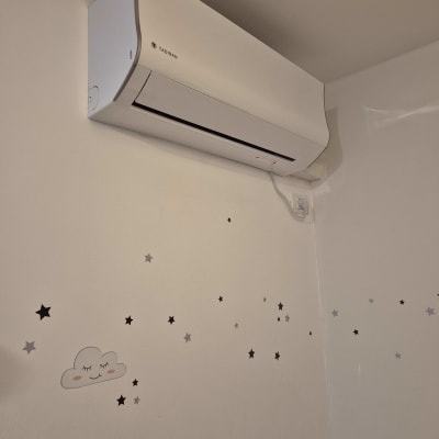 מזגן קיר לבן מותקן על קיר לבן