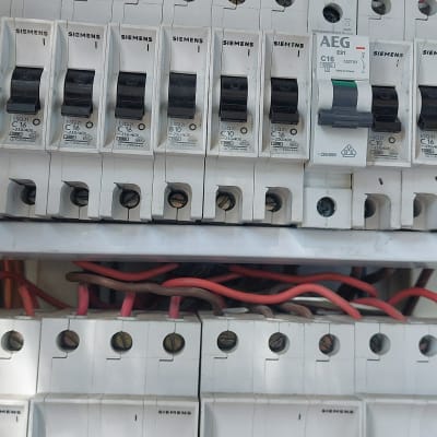 לוח חשמל עם מפסקים וחוטים חשמליים