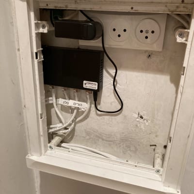 ארון תקשורת עם נתב, כבלים ושקעים חשמליים