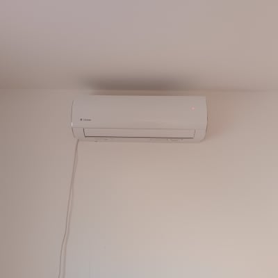 מזגן מותקן על קיר לבן בחדר