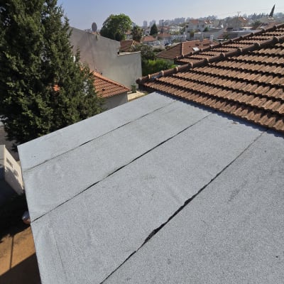 גג שטוח עם יריעות איטום אפורות