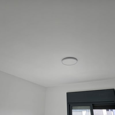 תאורה תקרה בחדר עם חלון