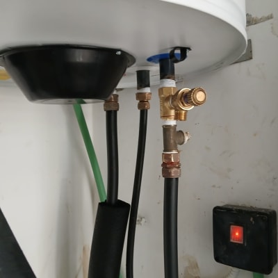 חיבורים וצינורות מתחת לדוד שמש