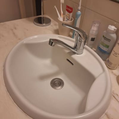 כיור אמבטיה עם ברז כרום ומראה