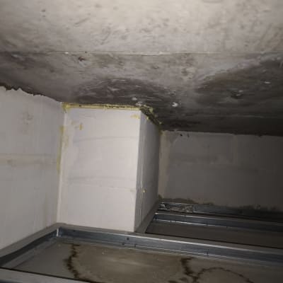 תקרת בטון עם סימני רטיבות ונזילות