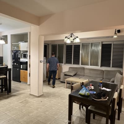 תמונה של סלון ומטבח ללא אלמנטים של צביעה