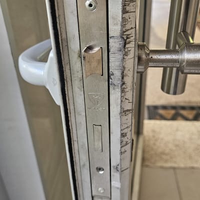 מנעול דלת מתכת עם ידית כסופה