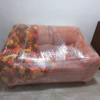 ספה עטופה בניילון נצמד עם שמיכה צבעונית