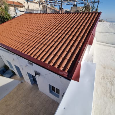 גג רעפים חום עם מסגרת מתכת אדומה