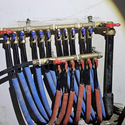 צנרת מים עם ברזים אדומים וכחולים