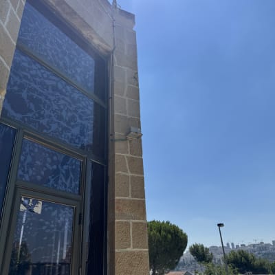 קיר אבן עם חלון אטום לאור