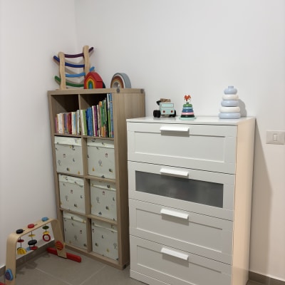 ארון לבן עם צעצועים וספרים לילדים