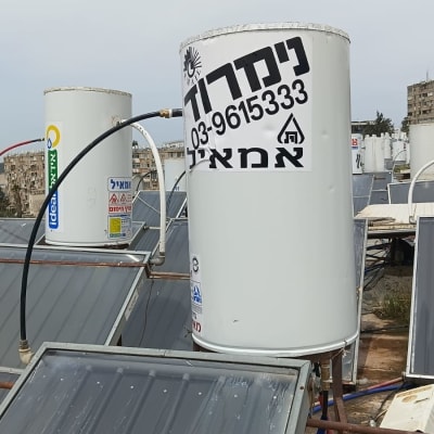 דודי שמש ומערכות סולאריות על גג בניין