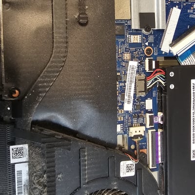 מאוורר מחשב נייד עם אבק על לוח אם