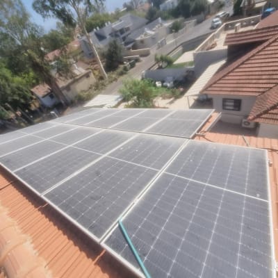 פאנלים סולאריים מותקנים על גג רעפים