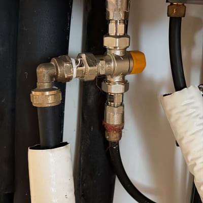 צנרת וחיבורים במערכת חימום מים